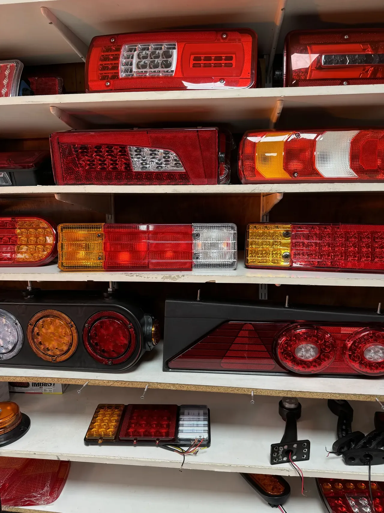 Iluminaci&oacute;n y accesorios el&eacute;ctricos para camiones